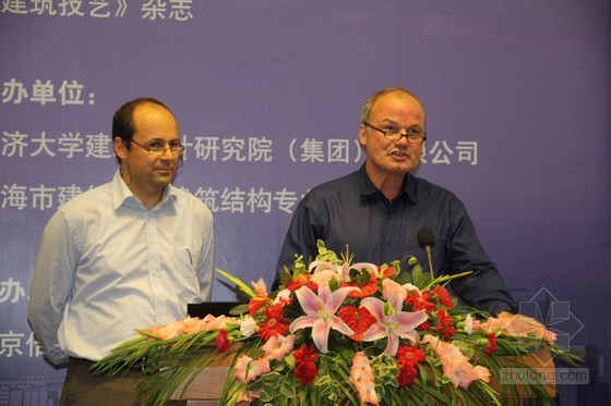 尼庫(kù)勞斯·格茨（右）和普里寧格在演講