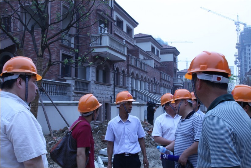 1總經(jīng)理唐正良為設(shè)計院、施工單位、房地產(chǎn)企業(yè)來賓介紹康綠爾保溫板在景天花園別墅項目中的應(yīng)用示范案例